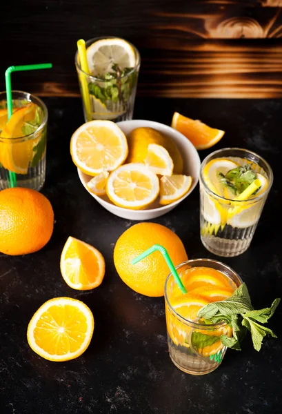 Dilim portakal ve limon, su detoks