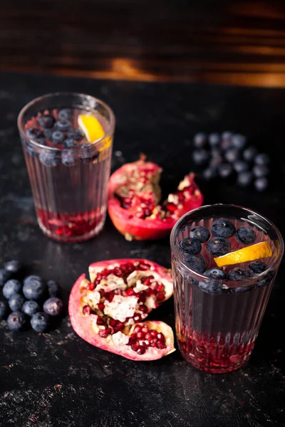 İki bardak infüzyon su organik çilek ve nar ile