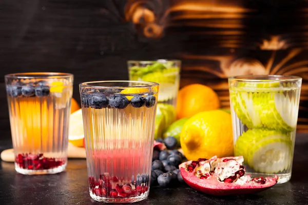 Organik detoks su taze doğal meyveler, meyve ve sebze yapılmış