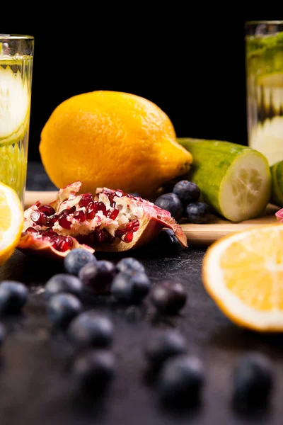 Berried, nar ve koyu ahşap zemin üzerine limon