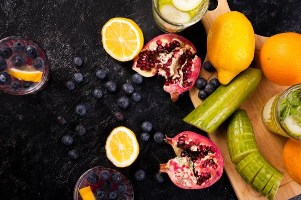 Çilek, nar, salatalık ve limon üstten görünüm