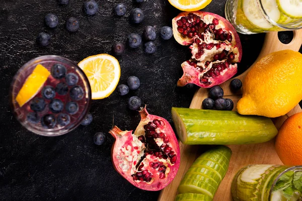 Çilek, nar, salatalık ve limon üstten görünüm