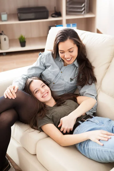 Birlikte kaliteli vakit iki mutlu kız kardeş