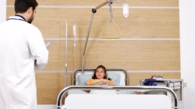 Bir çocuk hasta erkek doktor ziyaret