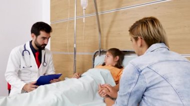 Anne ve kızı ile konuşan doktor