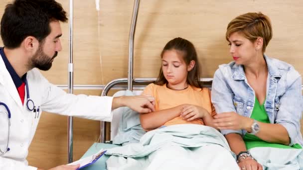 Доктор в больничной палате заботится о девочке-подростке — стоковое видео