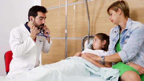 Médico masculino verifica coração menina adolescente — Vídeo de Stock