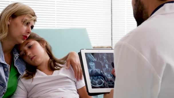 Médecin avec un comprimé PC dans les mains en regardant les résultats de l'IRM — Video