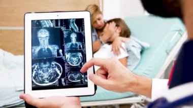 Yakınlaştırma ve MSI hastane odasında sonuçları kontrol doktor