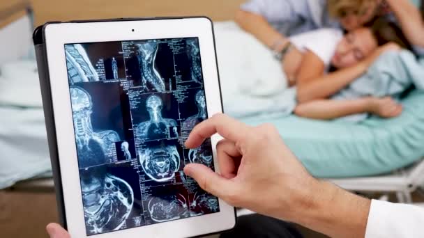 Gros plan médecin vérifier les résultats de l'IRM sur comprimé PC — Video