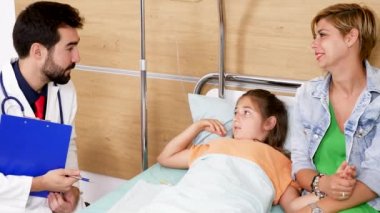 Doktor hastayla konuşuyor.