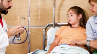 Doktor stetoskop alır ve Genç kız kalp için dinler