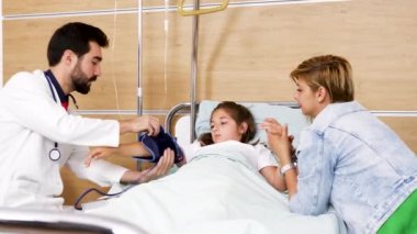 Annesi hasta kızı hastanede yatakta döşeme ile