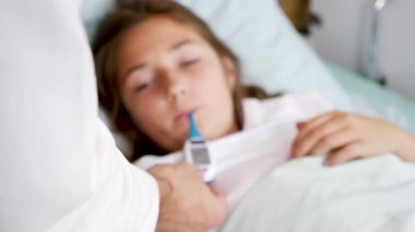 Kızın bir sıcaklık bir dijital termometre ile kontrol