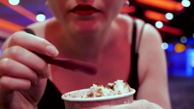 Dondurma plastik bir kaşıkla yemek unrecognisable kadın
