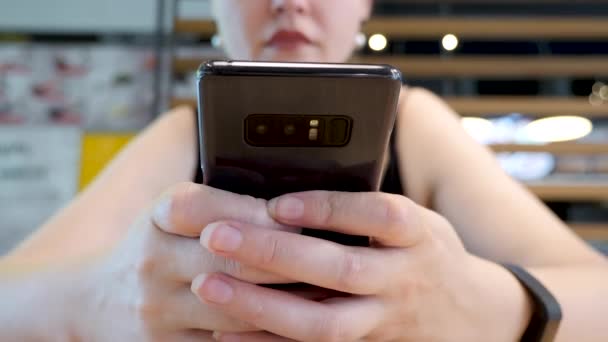 关闭面目全非妇女检查她的智能手机 — 图库视频影像