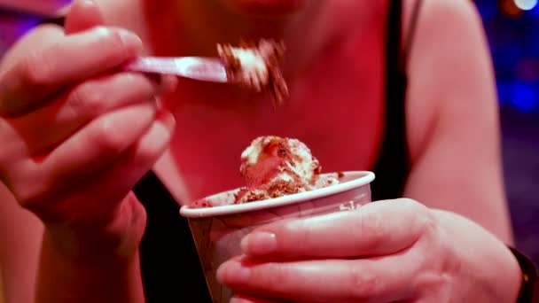 アイスクリームを食べる丹念女性のクローズ アップ — ストック動画