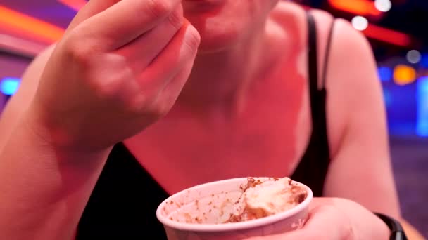 Mujer comiendo delicioso helado — Vídeo de stock