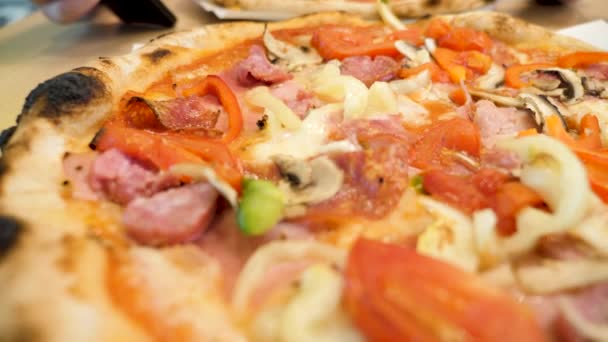 Close up de pizza deliciosa — Vídeo de Stock