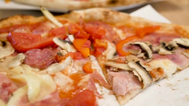 Close up de fatias de pizza — Vídeo de Stock