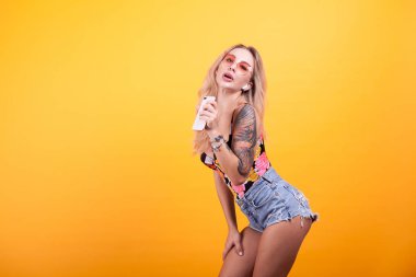 Güzel şirin kız şarkı ve telefon aracılığıyla müzik dinlemek