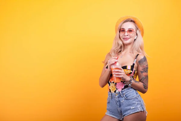 Jonge mooie vrouw, drinken van verse jus d'orange — Stockfoto