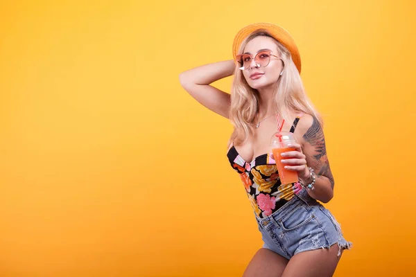 Atractiva joven sintiéndose bien bebiendo jugo de naranja — Foto de Stock