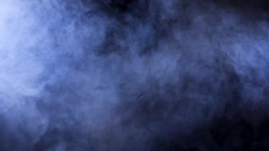 Siyah arka plan üzerinde uçan soyut duman parçacıklar