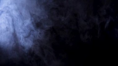 Siyah bir arka plan üzerinde uçan duman