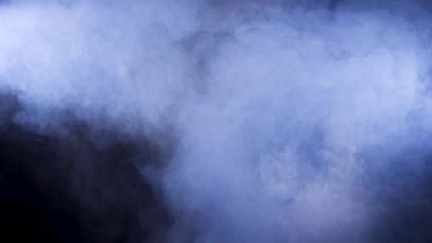 Плотный абстрактный дым на черном фоне — стоковое видео