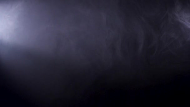 Particules de fumée se déplaçant lentement sur un fond noir — Video