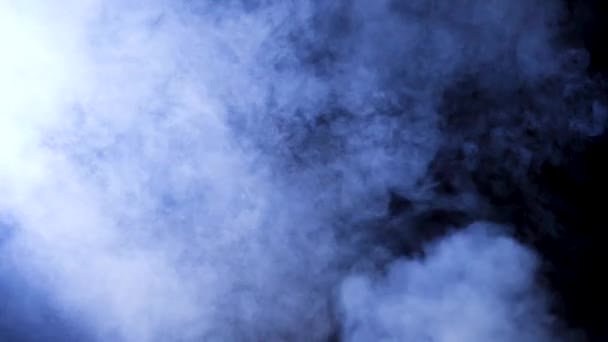 Плотные абстрактные пары и дым на черном фоне — стоковое видео