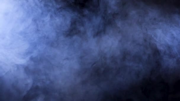 Partículas de humo abstracto volando sobre fondo negro — Vídeo de stock