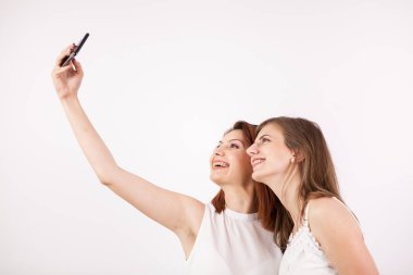 Bir selfie alarak iki güzel genç bir kadın portresi kapatın