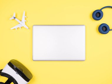 Gezgin iş adam kavramı görüntü sarı masa üzerinde 