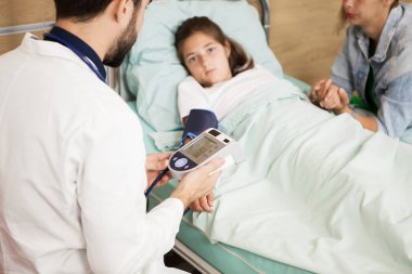 Onu hasta doktor messuring arteryel gerilimi 