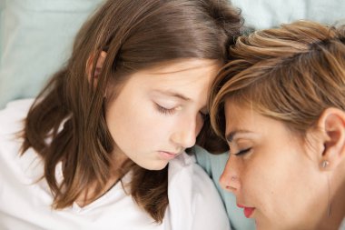 Anne ve kızı birlikte.