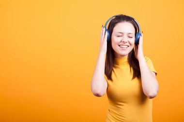 Sevimli genç kadın Studio müzik dinleme