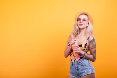 Taze portakal suyu içme genç güzel kadın