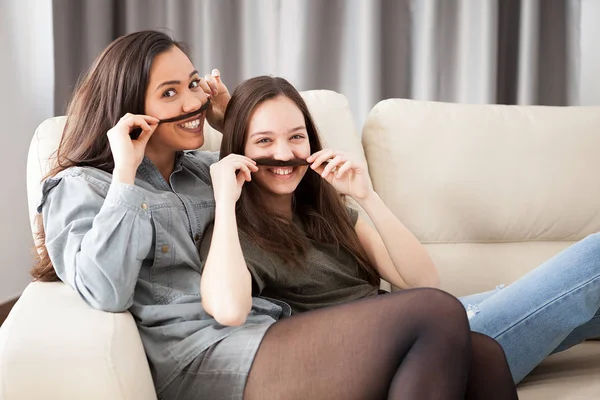 两姐妹玩胡子头发 — 图库照片