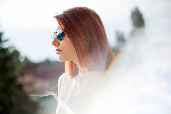 Porträtt av underbara redhead ung kvinna — Stockfoto