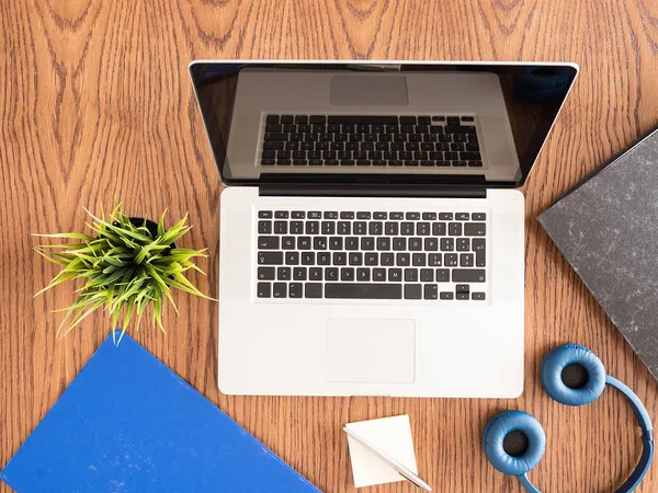 Business mans laptop vista dall'alto sulla scrivania in legno — Foto Stock