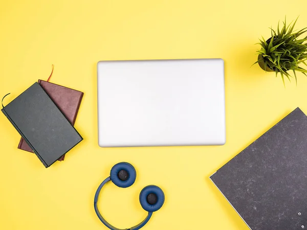 Vista superior de la computadora portátil de negocios en el escritorio amarillo —  Fotos de Stock