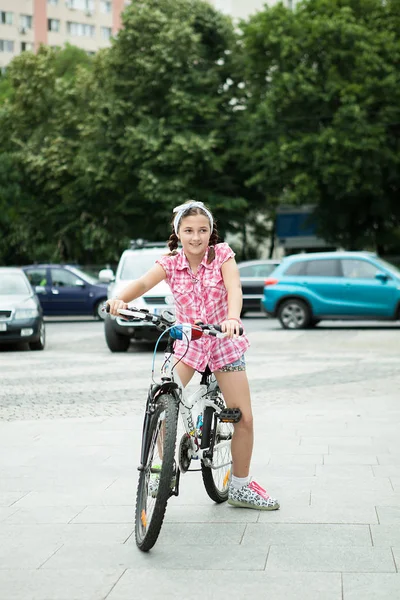 Chica en el parque con su bicicleta — Foto de Stock