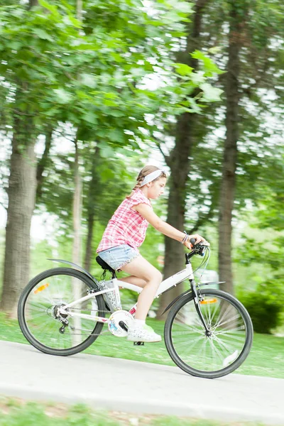 Chica montando su bicicleta — Foto de Stock