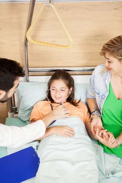 Arts controleren van haar patiënt hart — Stockfoto