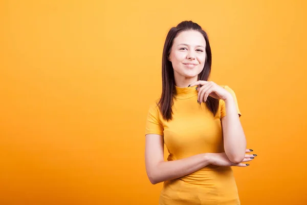 Retrato de mujer joven en el estudio — Foto de Stock