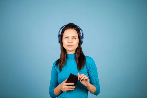 Милая молодая женщина слушает музыку на телефоне — стоковое фото