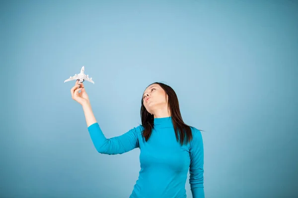 Niedliche Reisende junge Frau spielt mit Flugzeug — Stockfoto