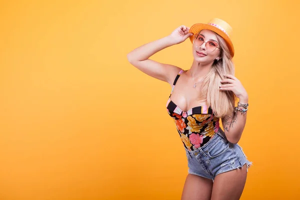 Schöne blonde Frau Porträt im Badeanzug mit Sonnenbrille — Stockfoto